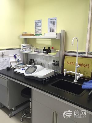 學校食堂機器人主廚上崗 從一?；ń匪菰吹街悄懿惋嬓聲r代